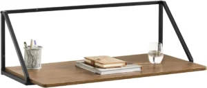 Skrivebord med bordplade i mørkt trælook med sort metalstel