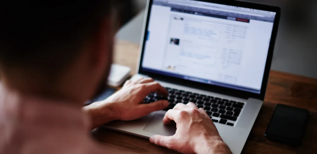 Mand surfer på nettet på Macbook