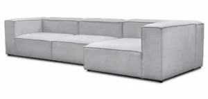Stor lysegrå chaiselongsofa med lav ryg