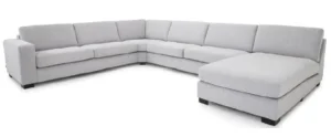 Stor lysegrå hjørnesofa med chaiselong og open-end design